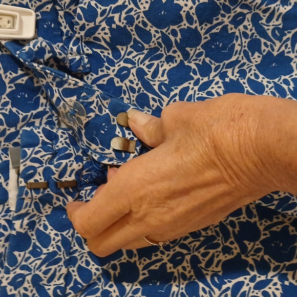 Old Navy High-Rise Chino Shorts Blue & White Botanical Floral Print Size 2 - Picture 4 of 10